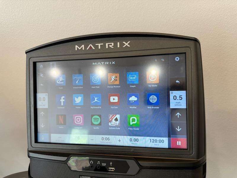 MATRIX T75 TREADMILL - Image 5