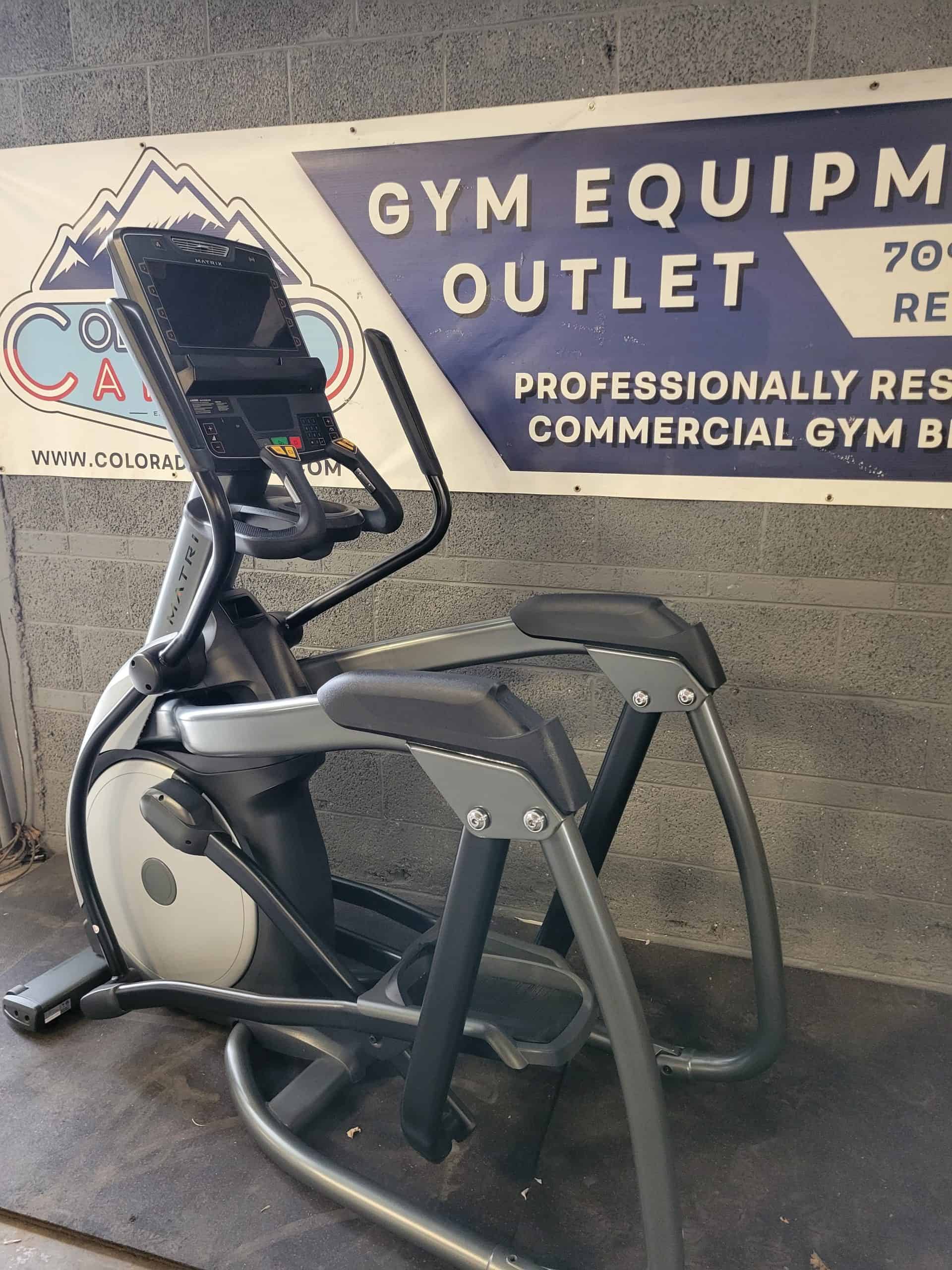 High-quality commercial gym treadmill with advanced cardio equipment in Colorado Cardio gym outlet, promoting heart health and fitness. Perfect for cardiovascular workouts and endurance training.