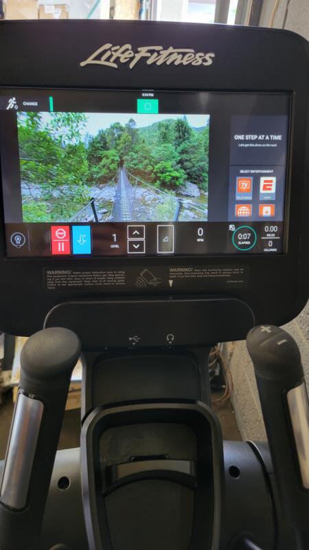Life Fitness Discover SE3 HD 95X Elliptical (Beautiful Pearl White Finish) - Image 7