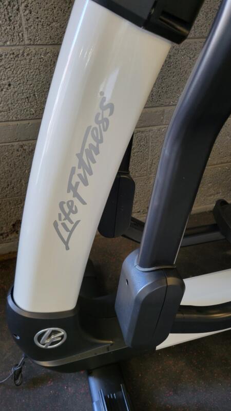 Life Fitness Discover SE3 HD 95X Elliptical (Beautiful Pearl White Finish) - Image 4