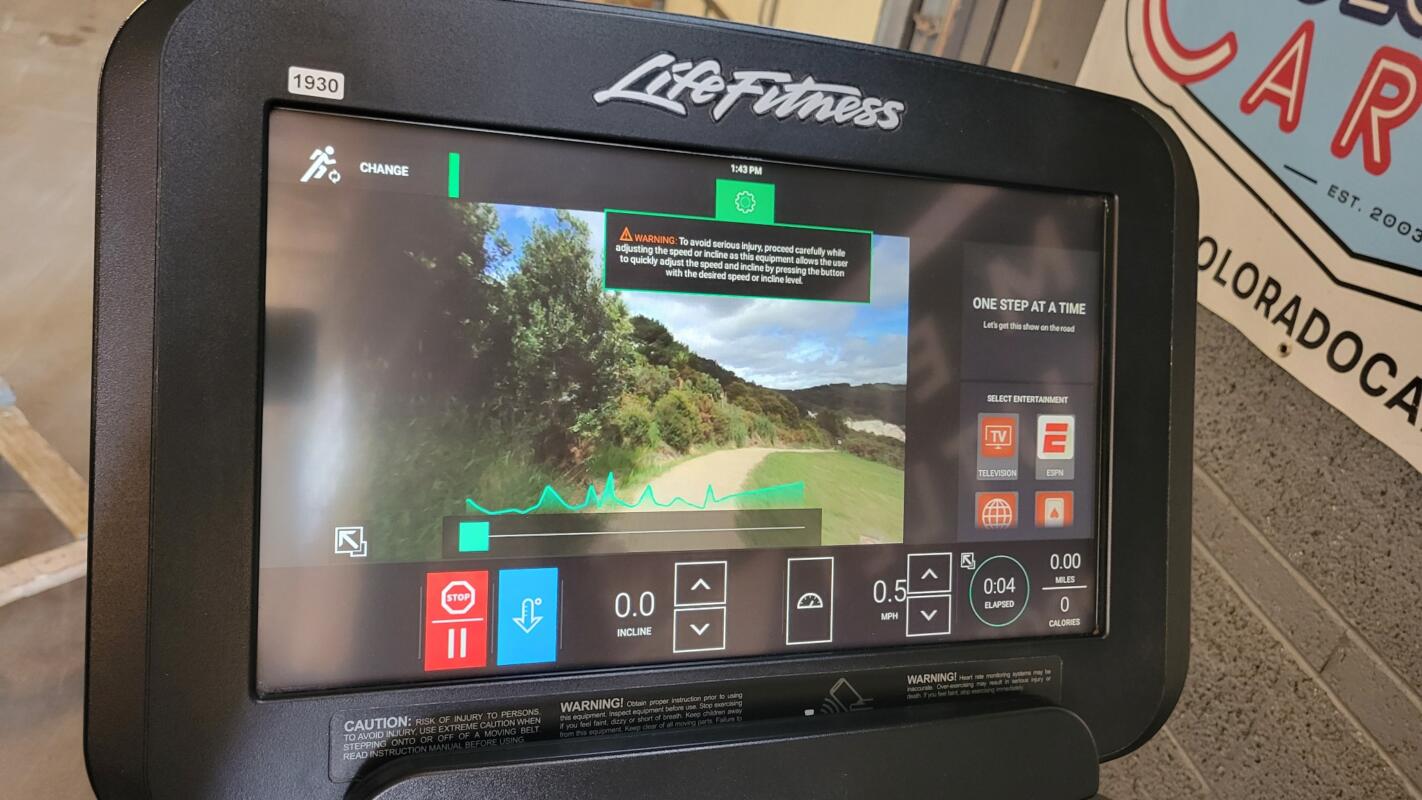 Life Fitness Discover SE3 HD Treadmill (Beautiful Pearl White Finish) - Image 6
