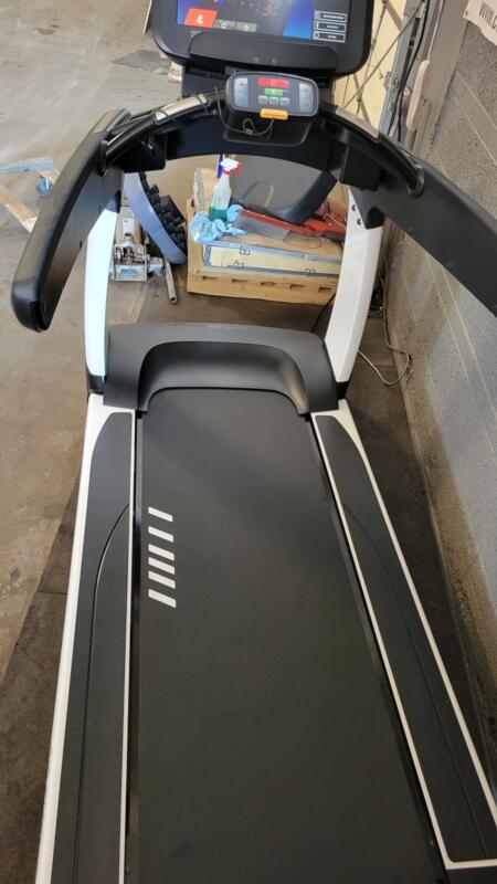 Life Fitness Discover SE3 HD Treadmill (Beautiful Pearl White Finish) - Image 7