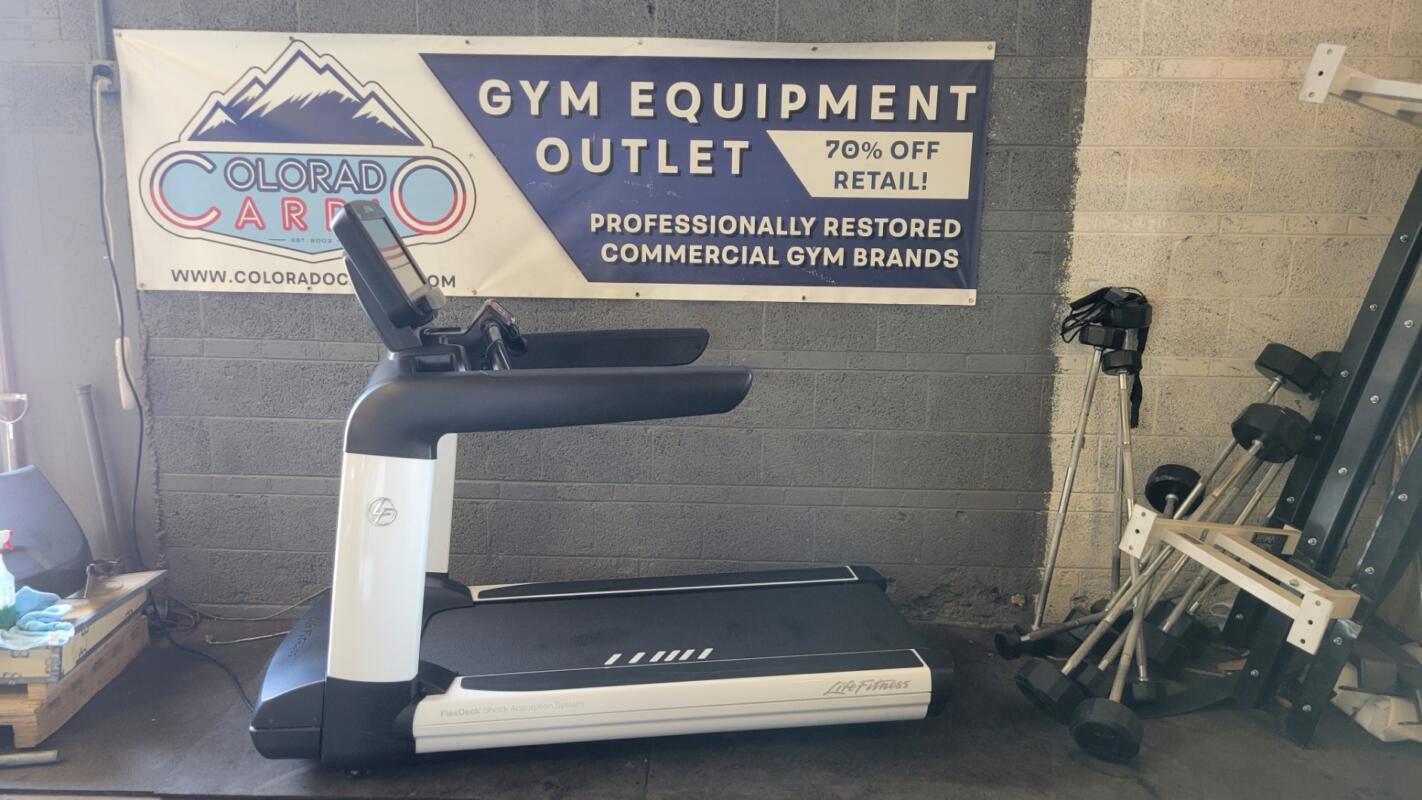 Life Fitness Discover SE3 HD Treadmill (Beautiful Pearl White Finish) - Image 13