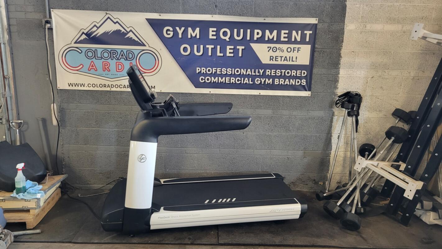 Life Fitness Discover SE3 HD Treadmill (Beautiful Pearl White Finish) - Image 5