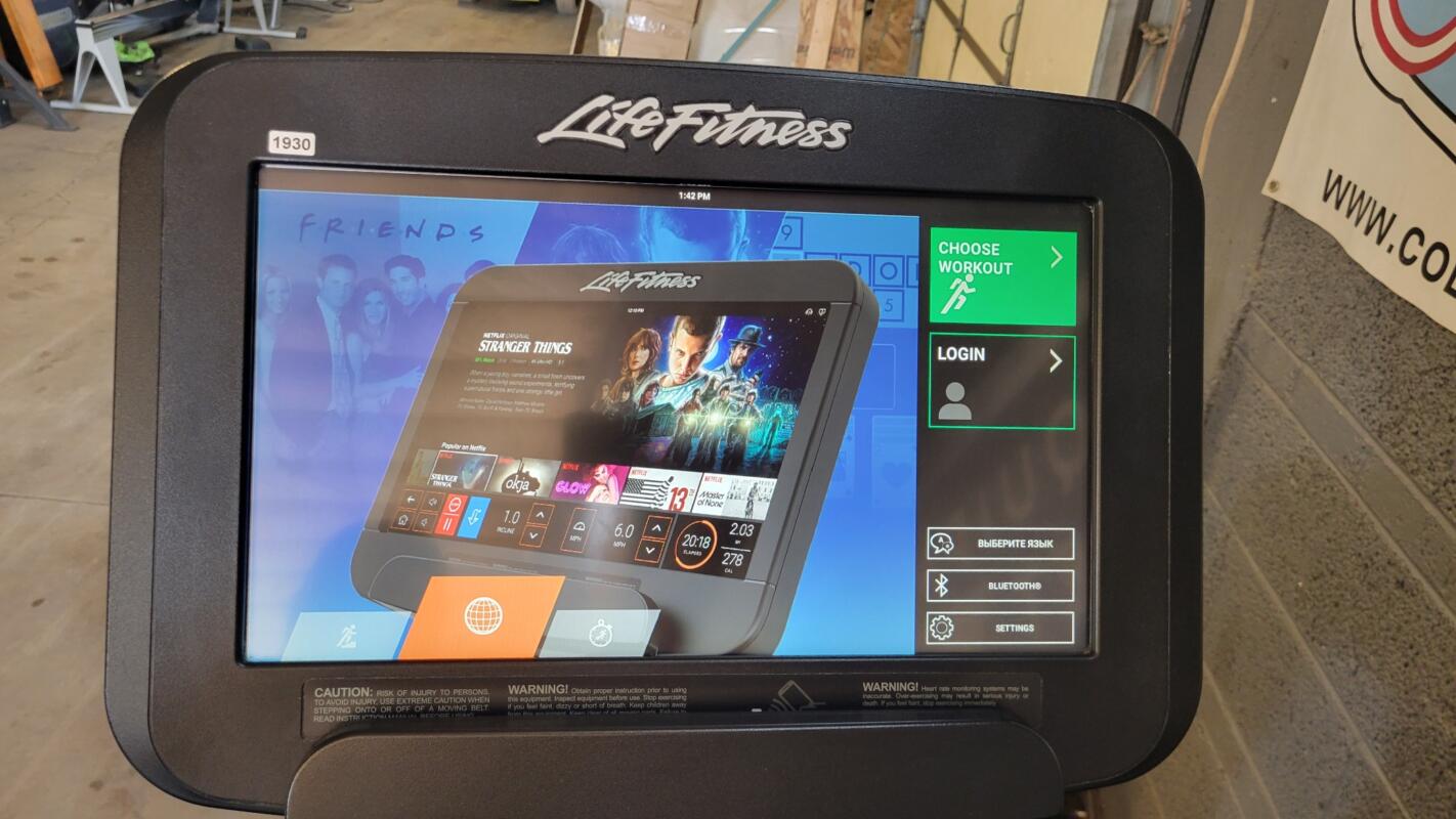 Life Fitness Discover SE3 HD Treadmill (Beautiful Pearl White Finish) - Image 4