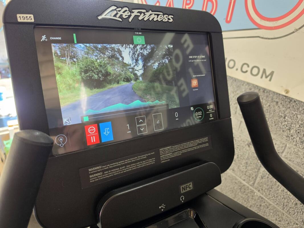 Life Fitness integrity Upright Bike W SE3 Console - Image 4