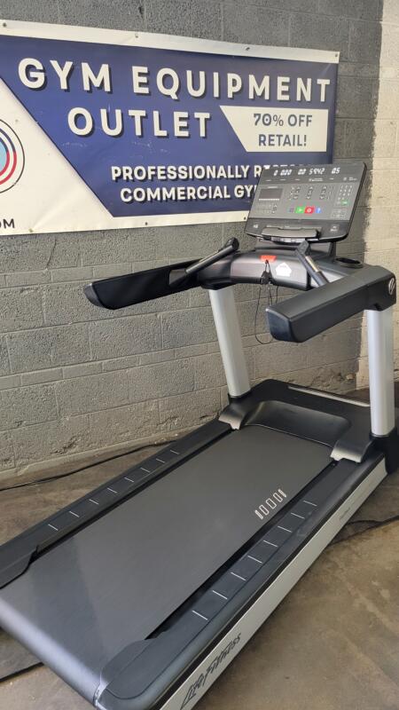 Life Fitness Club Series Plus Treadmill w/ SL Console