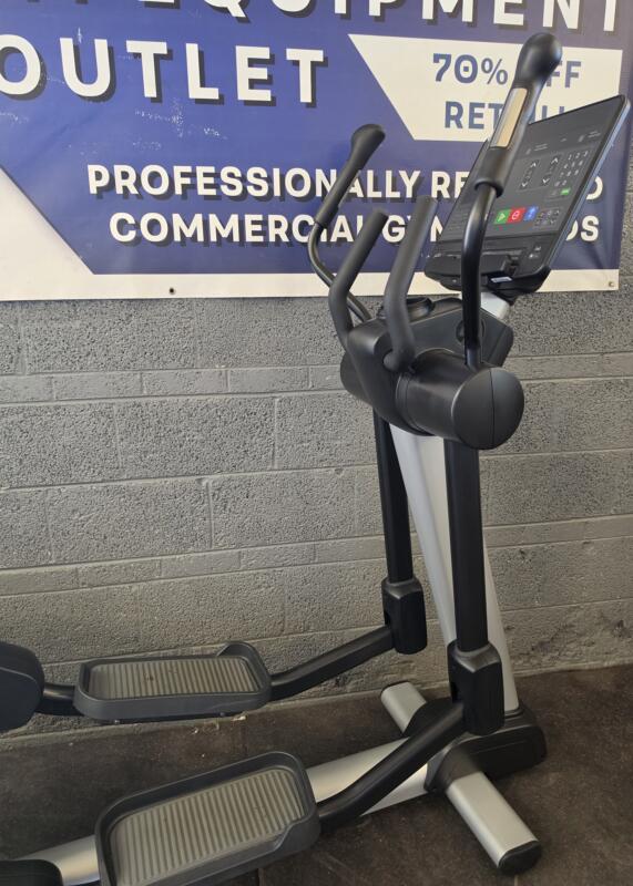 Life Fitness Club Series Plus Elliptical w/ SL Console
